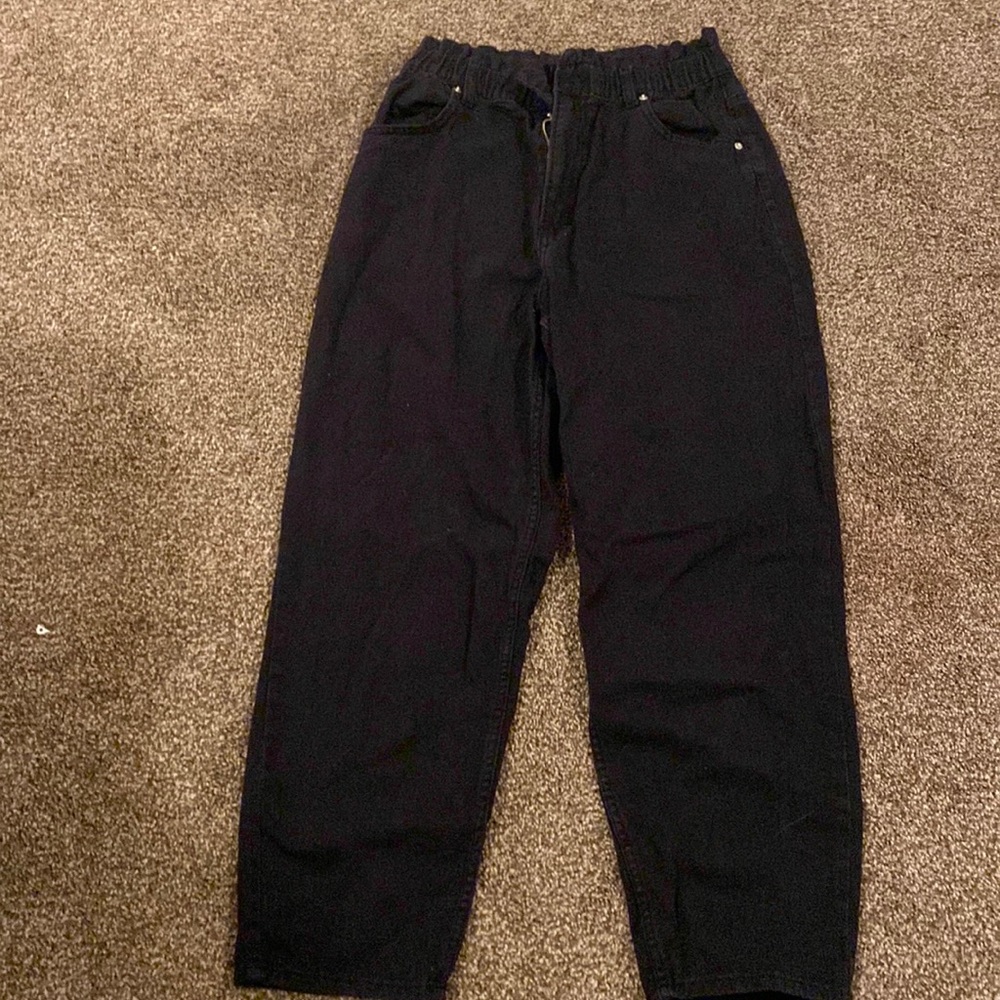 Black pants. All black idk why the picture is miss coloring them lol sorry.